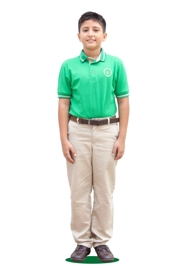 Uniforme niño de primaria grande con pantalón largo, zapatos café, correa café, y camibuso verde